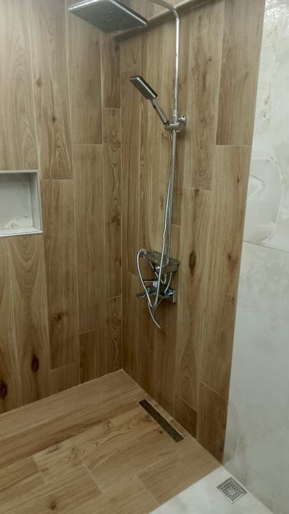 Ahşap görünümlü fayanslı duş alanı ve sürgülü duş seti