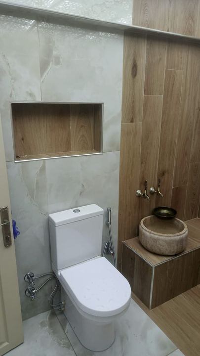 Taş kurna ve klozet, ahşap görünümlü duvar fayansı