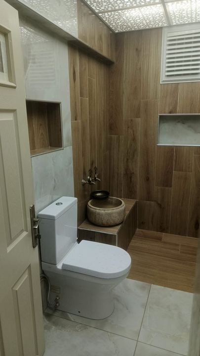 Ahşap görünümlü fayanslı duş alanı, duvar nişi, kurna ve oturma sekisi